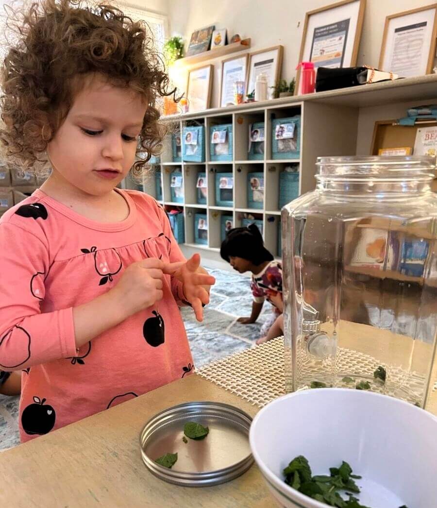 Making 'tea' in Kinder